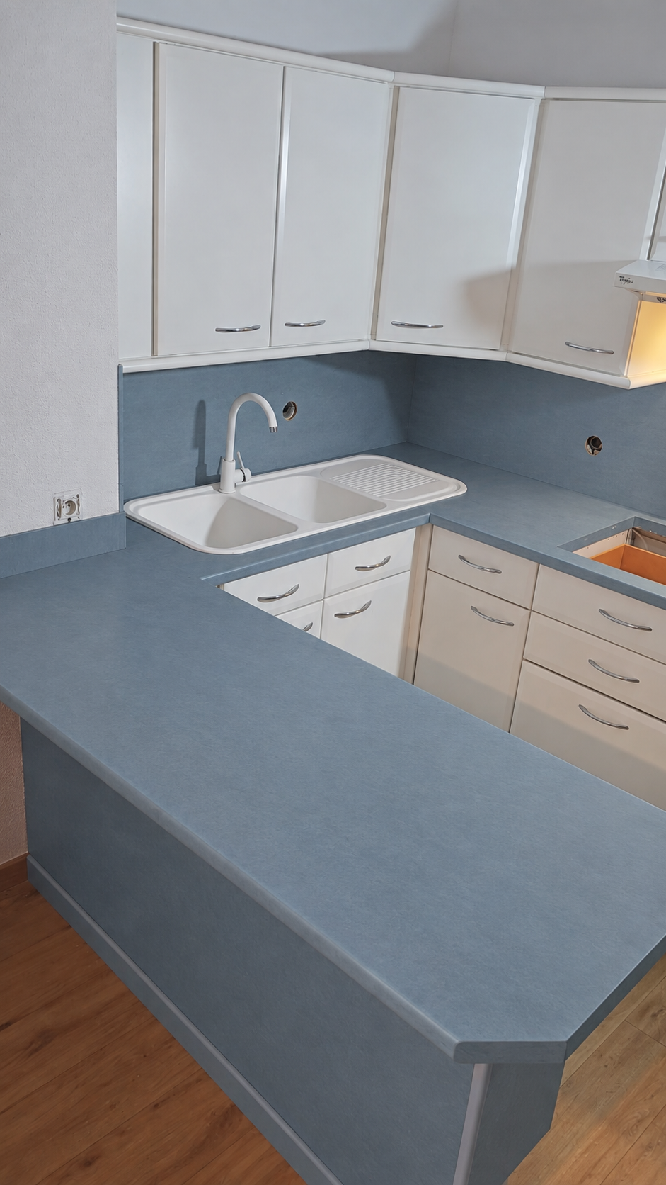 Cuisine avant transformation, plan de travail gris