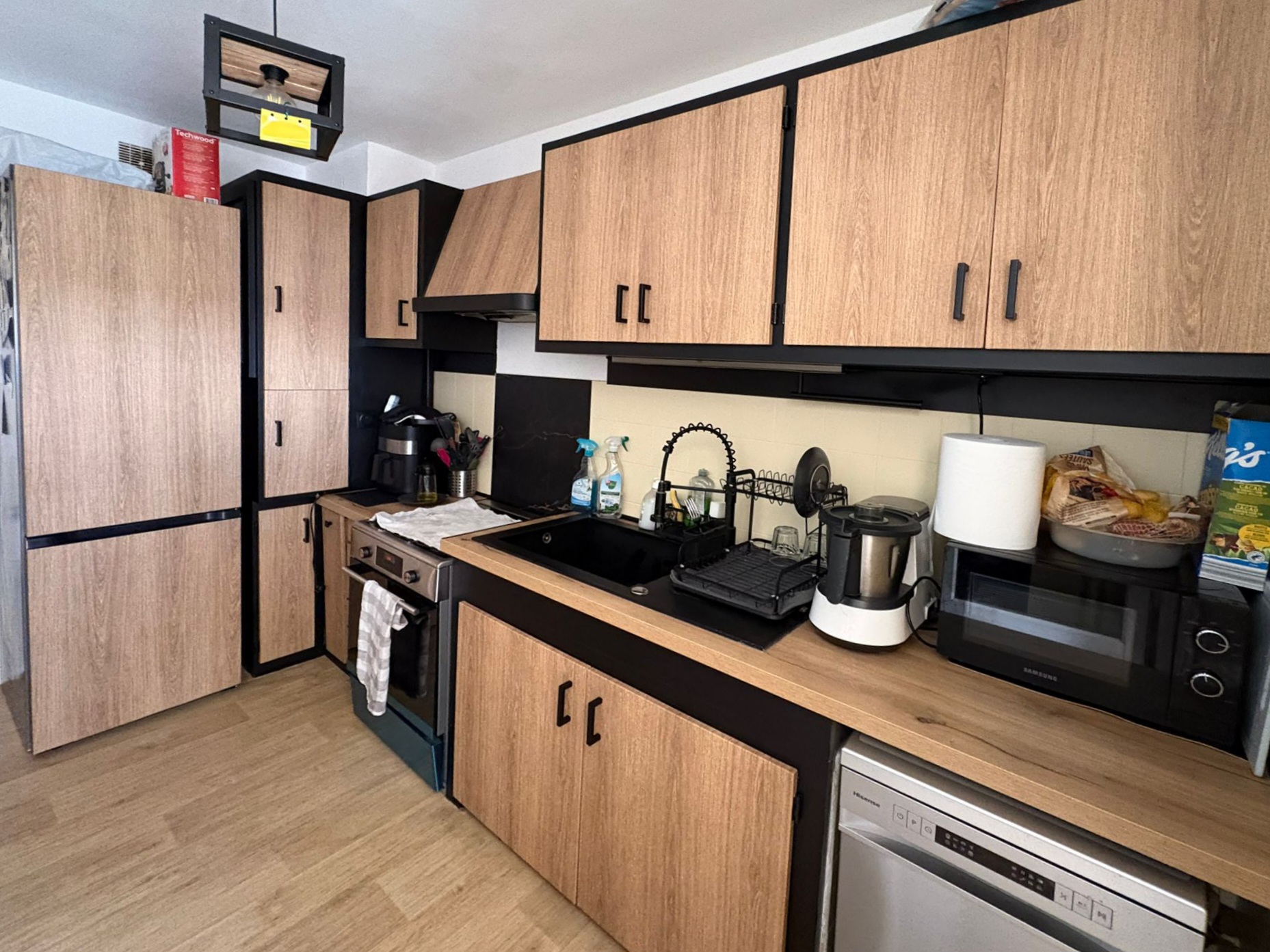 Cuisine avec façades effet bois avant transformation