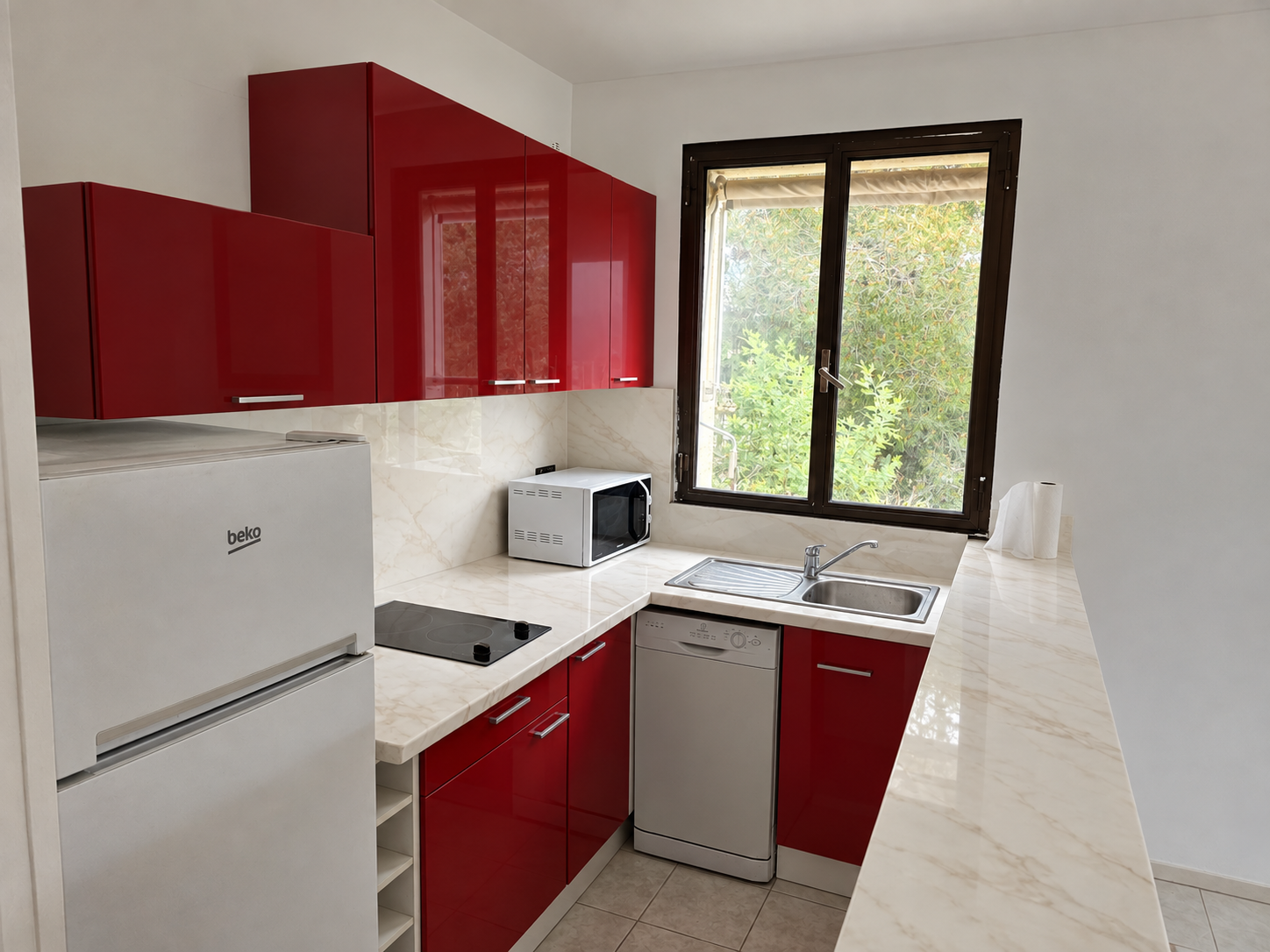 Cuisine rouge brillante avant transformation