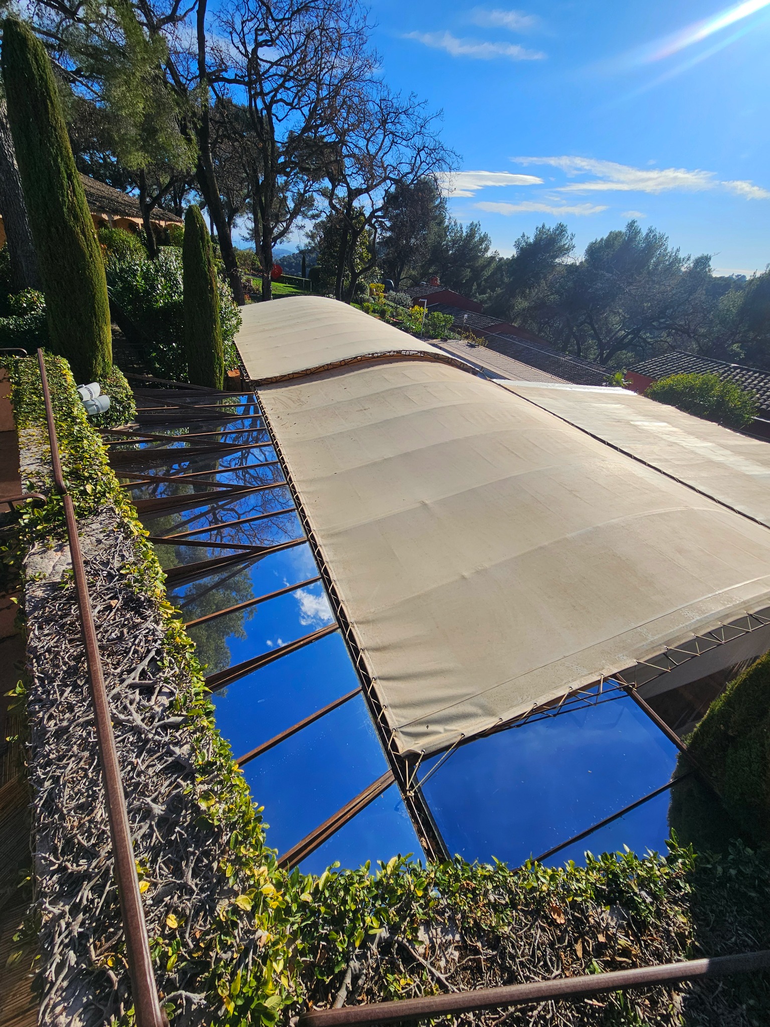 Voile solaire installé sur une terrasse à Cantemerle