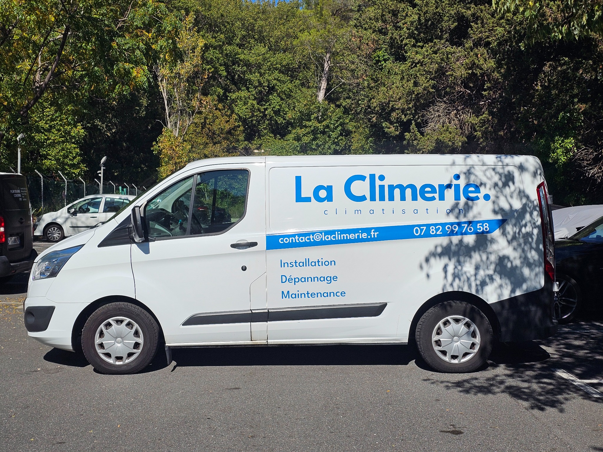 Véhicule La Climerie avec marquage publicitaire